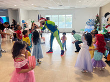 Cargar imagen en el visor de la galería, Anfitrión Creativo de bailes y juegos con personaje infantil